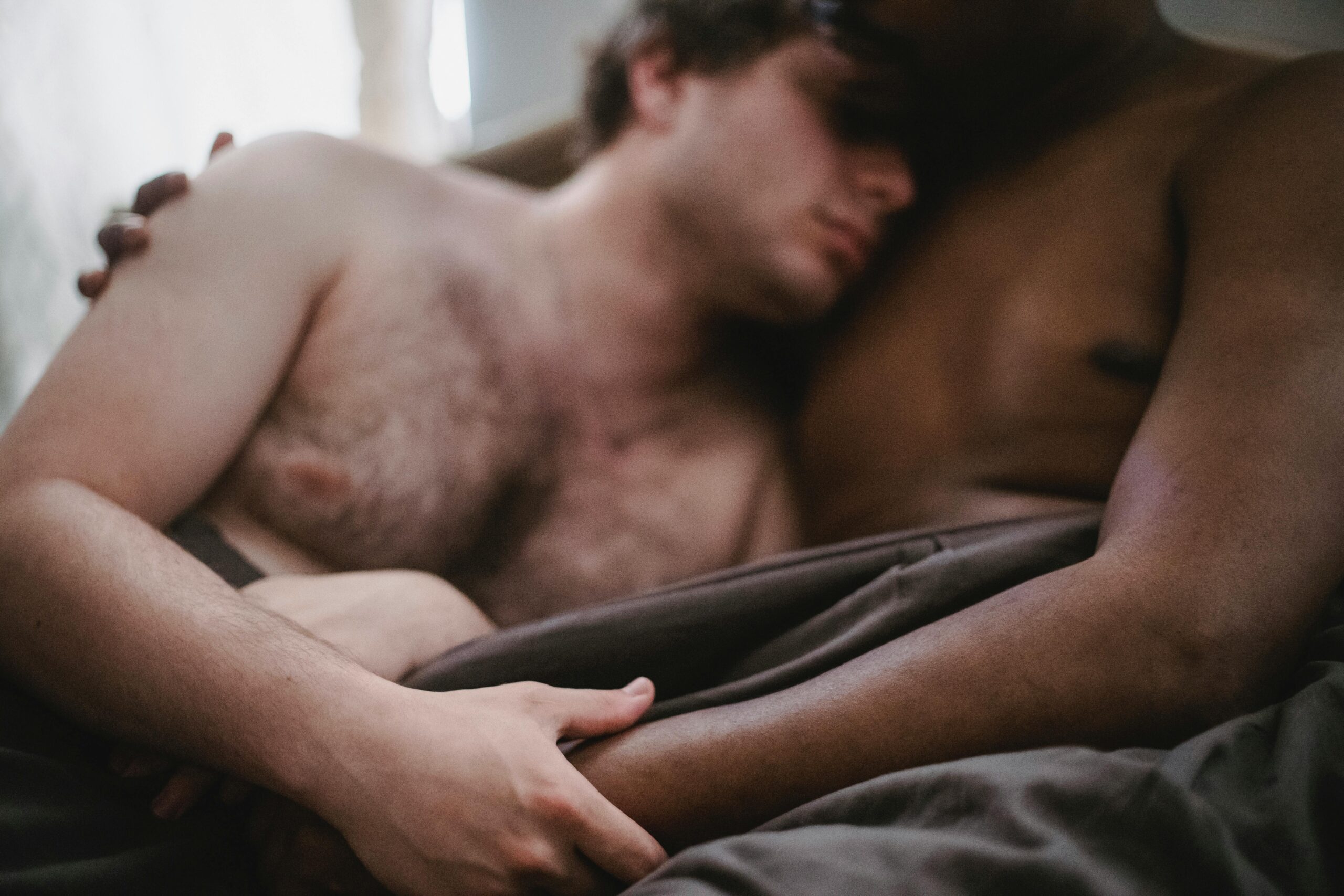 Entre Ellos: 10 Posiciones que Redibujan el Placer Masculino